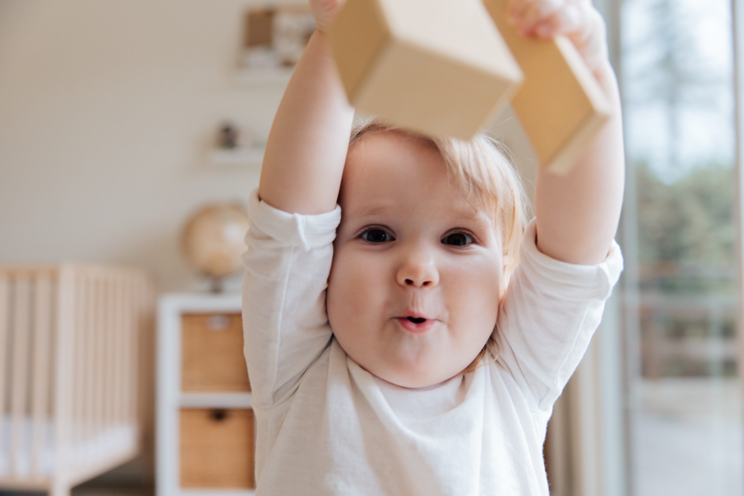 Enfant qui joue - Micro-crèche Les Mininous